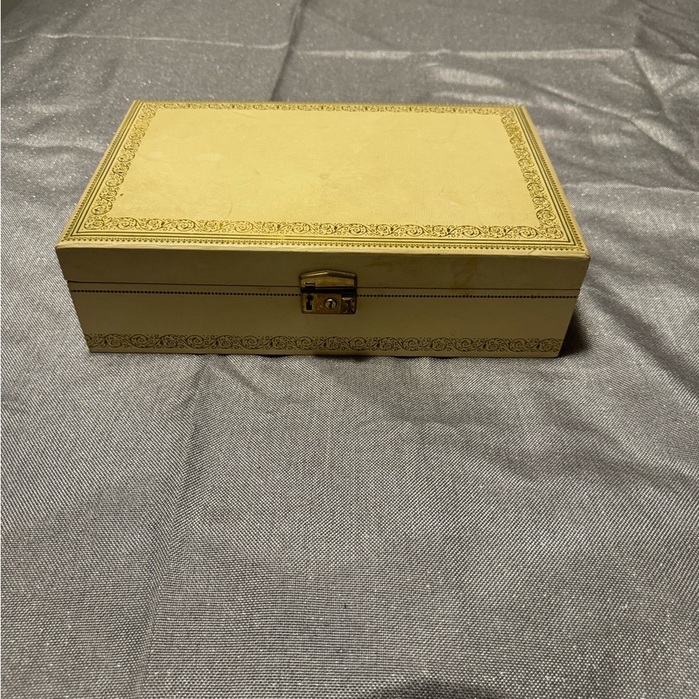 Vintage Elegant Cream Jewelry Box